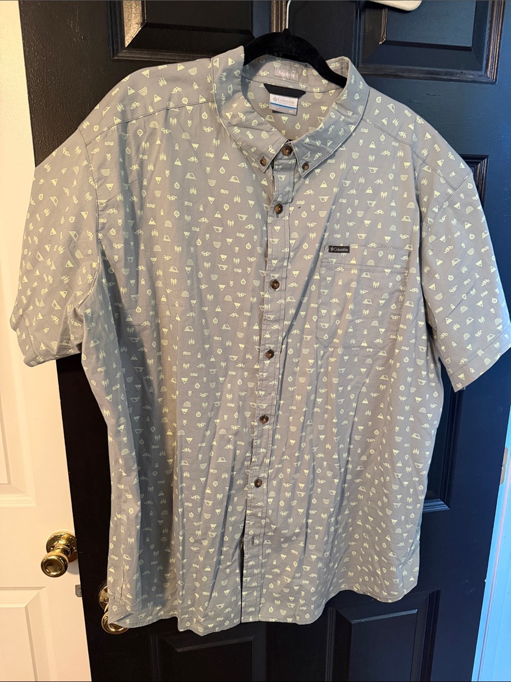 Columbia Men's Short Sleeve Button-Up Shirt in Light Gray with Micro Print